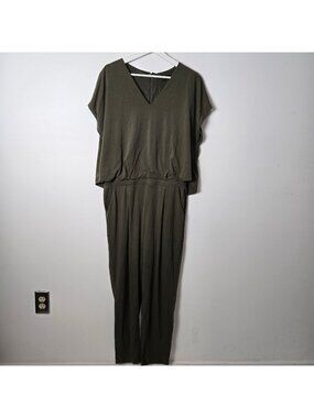 Uniqlo Size L Olive Green V-Neck Short Sleeve Jumpsuit Stretch Waist Tapered Leg